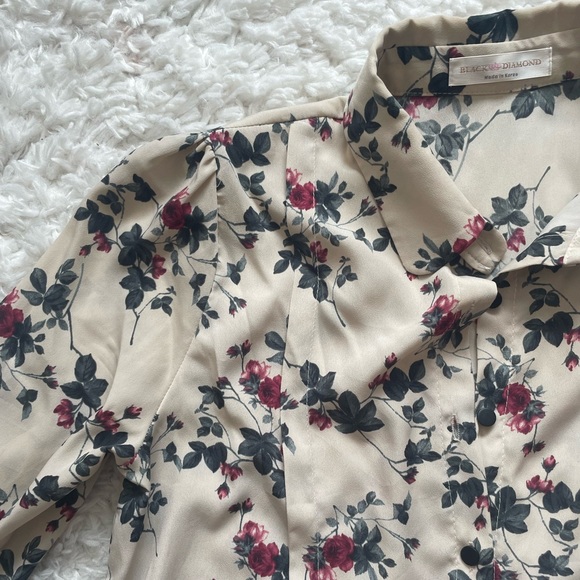 Bundle: two floral blouses, made in Korea, one size (fits up to a medium size). - Picture 4 of 8